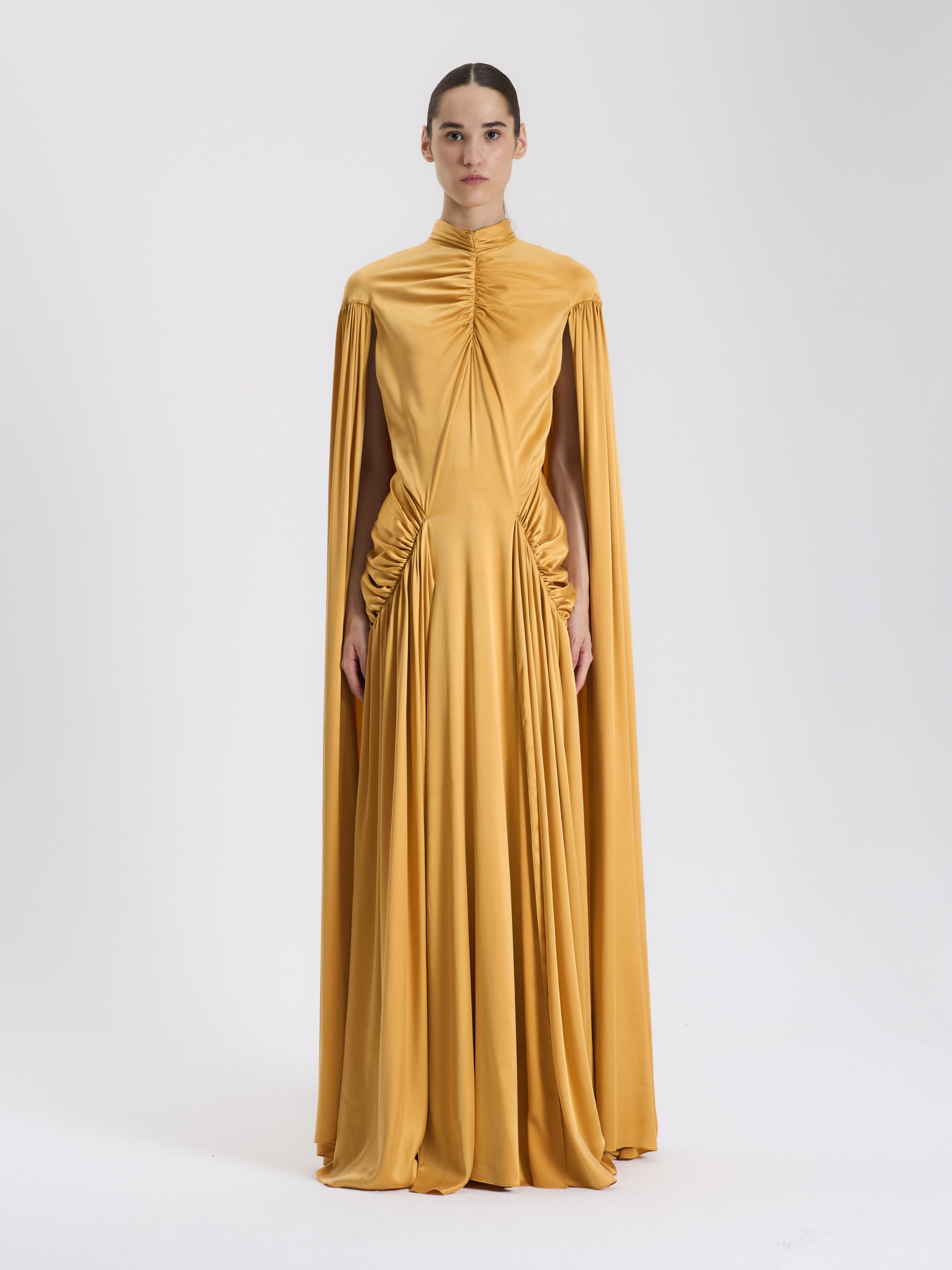 Beyaz Drapeli Gece Elbisesi