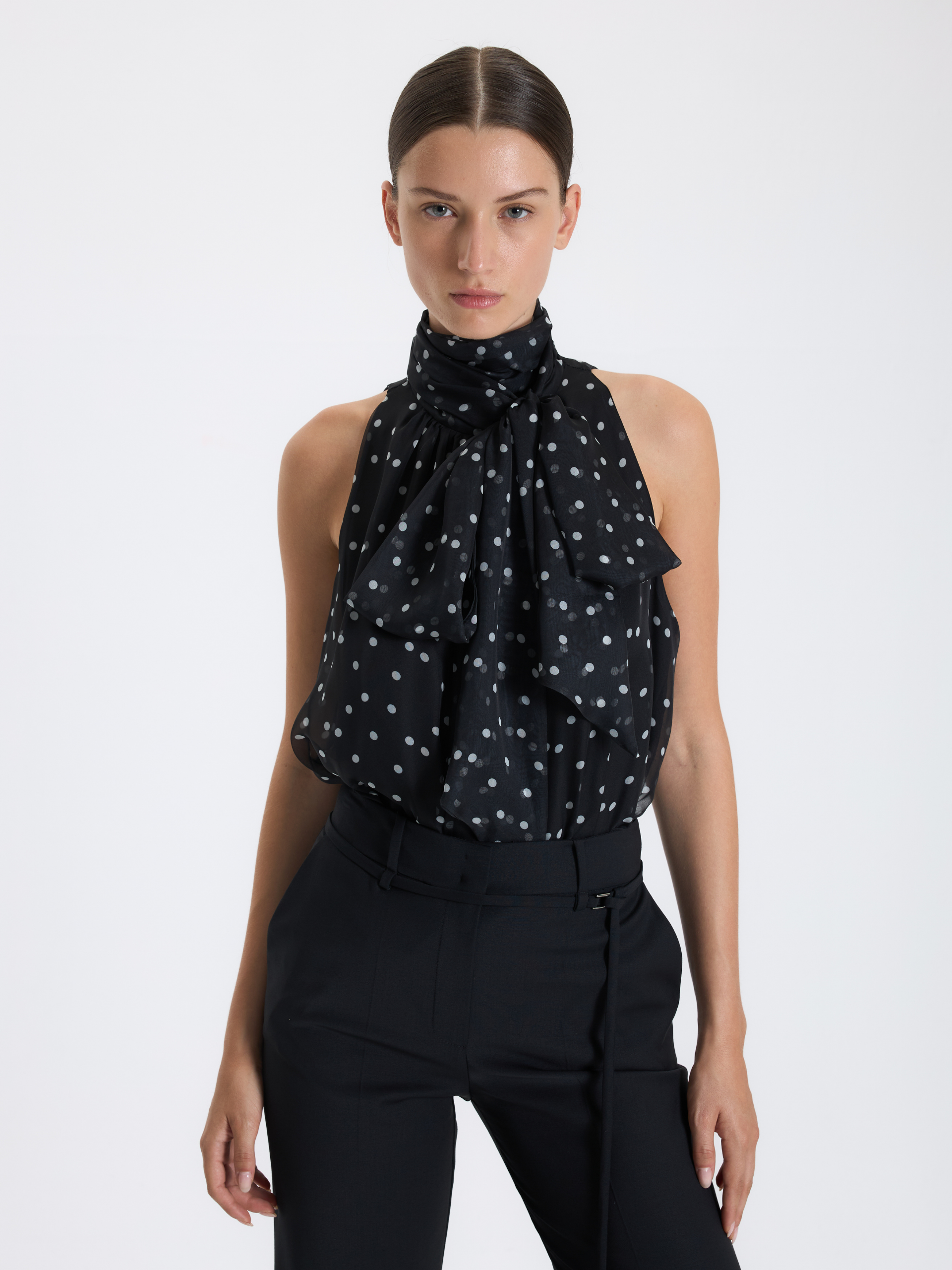 Fular Bağlamalı Puantiyeli Kolsuz Bluz