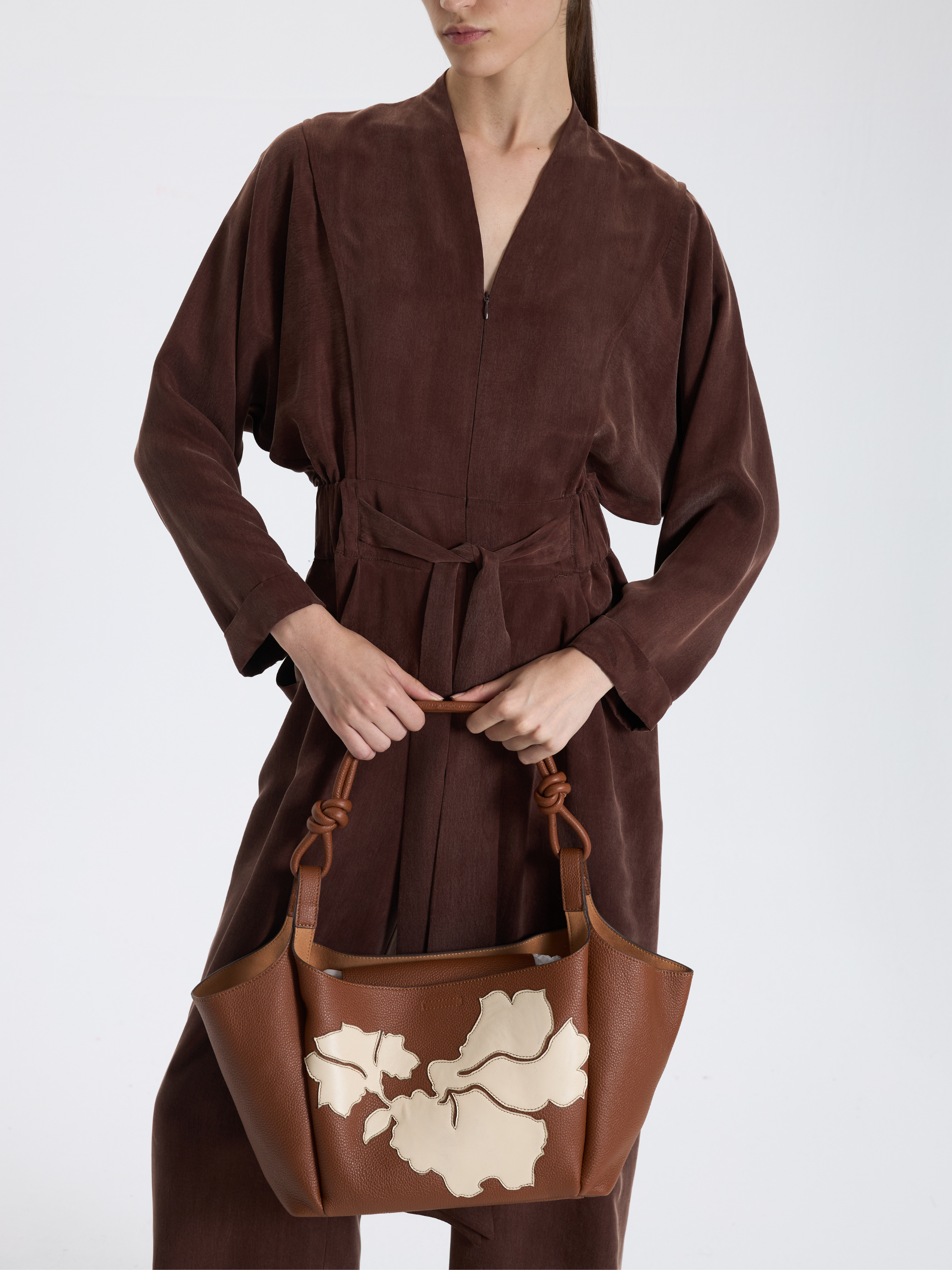 Çiçek Motifli Taba Deri Çanta