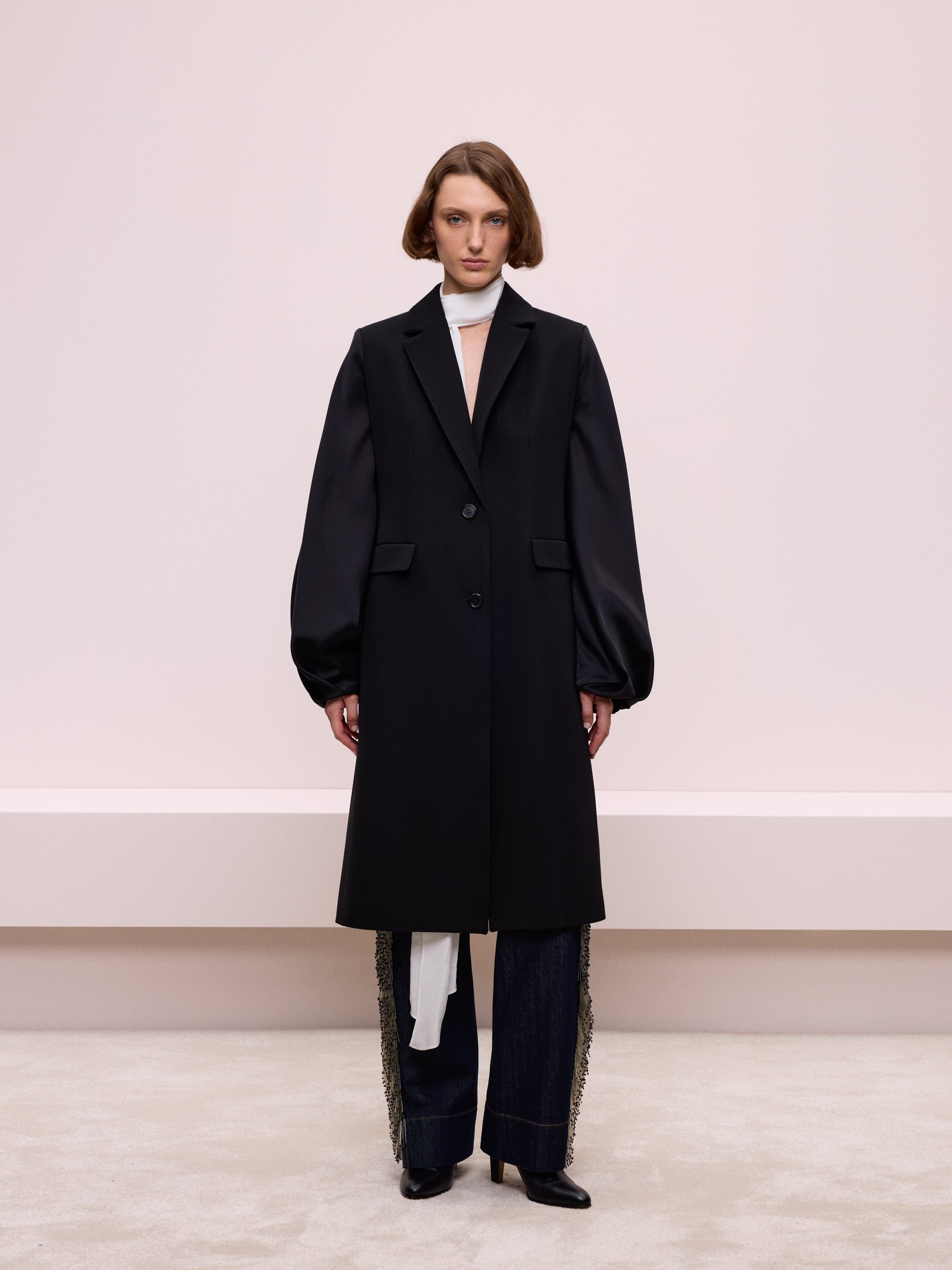 Balon Kollu Siyah Uzun Ceket